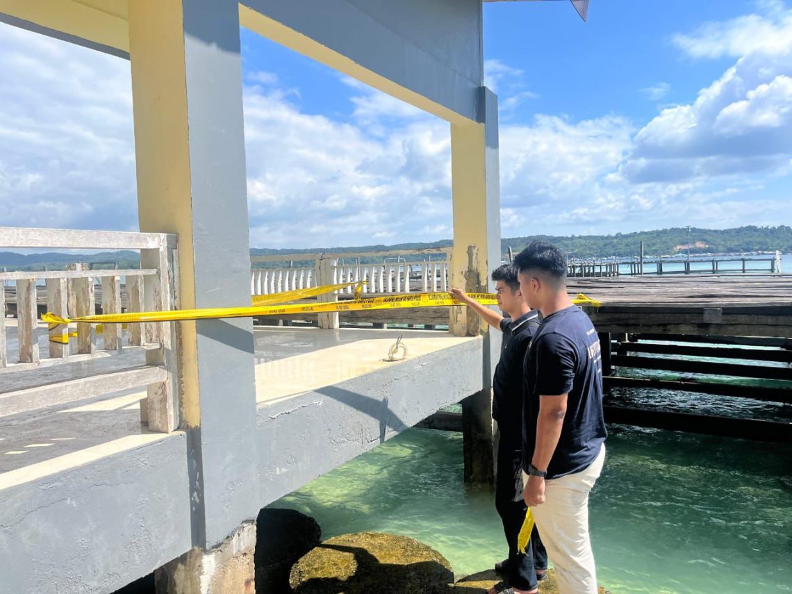 Polisi saat melakukan identifikasi di TKP penyebab tewasnya pelajar di Kendari saat rekreasi di Pulau Bokori