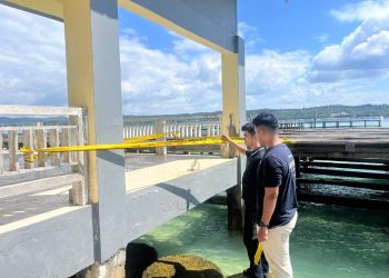 Polisi saat melakukan identifikasi di TKP penyebab tewasnya pelajar di Kendari saat rekreasi di Pulau Bokori