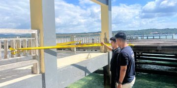 Polisi saat melakukan identifikasi di TKP penyebab tewasnya pelajar di Kendari saat rekreasi di Pulau Bokori