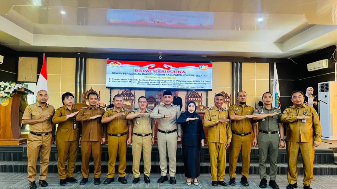 Rapat Paripurna DPRD Konsel dengan agenda penyerahan Raperda Pertanggungjawaban APBD 2025