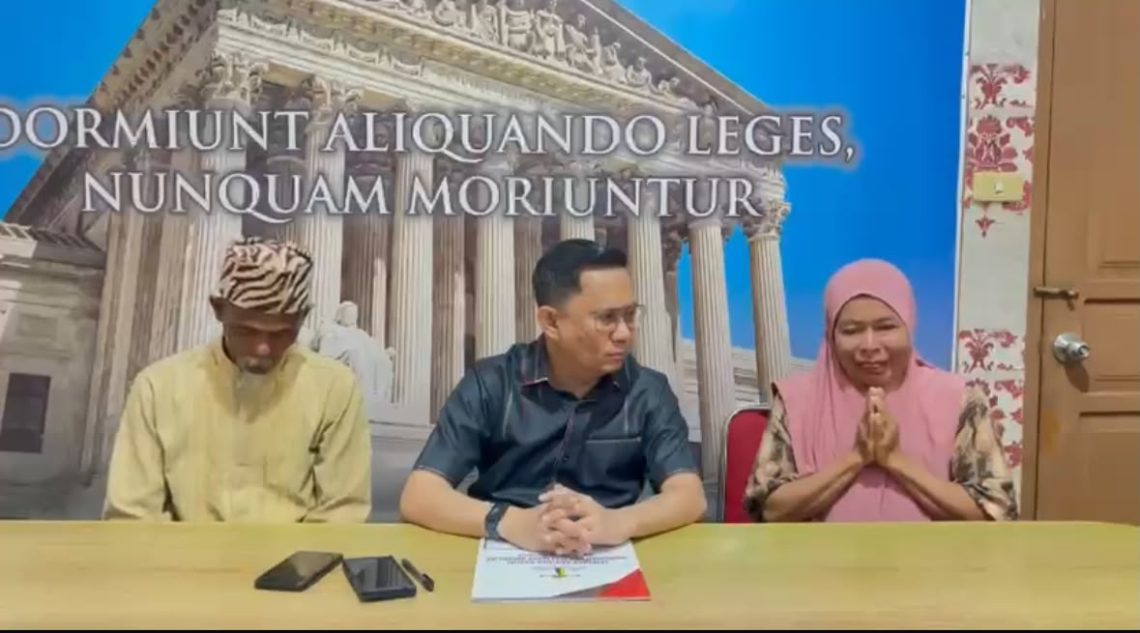 Ketua LBH HAMI Sultra, Andri Darmawan bersama orang tua korban