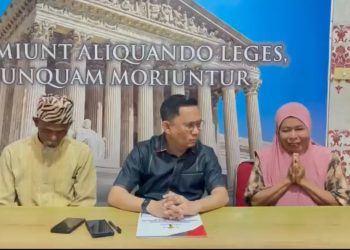 Ketua LBH HAMI Sultra, Andri Darmawan bersama orang tua korban