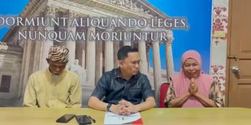 Ketua LBH HAMI Sultra, Andri Darmawan bersama orang tua korban