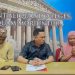 Ketua LBH HAMI Sultra, Andri Darmawan bersama orang tua korban