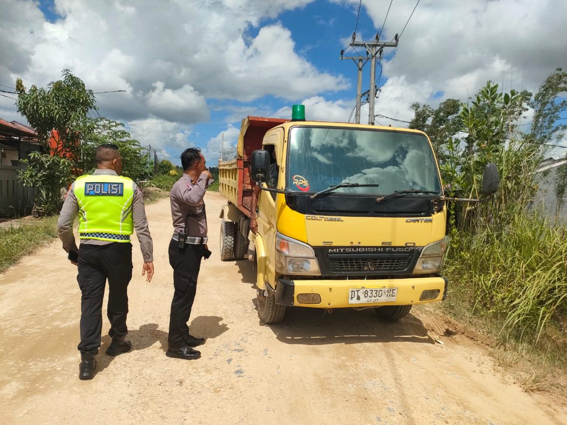 Satlantas Polresta Kendari menindak armada truk proyek pembangunan perumahan yang beraktivitas di Lorong Loloepis, Jalan KS Tubun