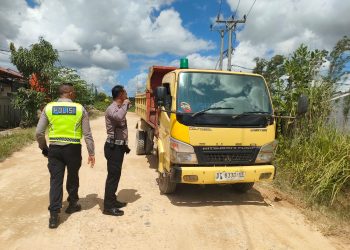 Satlantas Polresta Kendari menindak armada truk proyek pembangunan perumahan yang beraktivitas di Lorong Loloepis, Jalan KS Tubun