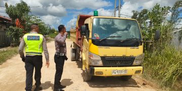 Satlantas Polresta Kendari menindak armada truk proyek pembangunan perumahan yang beraktivitas di Lorong Loloepis, Jalan KS Tubun