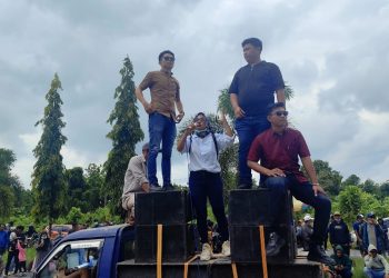 Dukung Keberadaan PT WIN di Torobulu, Ratusan Warga Sambangi PN Andoolo 11 Warga Torobulu saat aksi di PN Andoolo terkait dukungan terhadap PT WIN