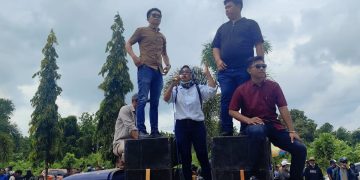 Dukung Keberadaan PT WIN di Torobulu, Ratusan Warga Sambangi PN Andoolo 1 Warga Torobulu saat aksi di PN Andoolo terkait dukungan terhadap PT WIN