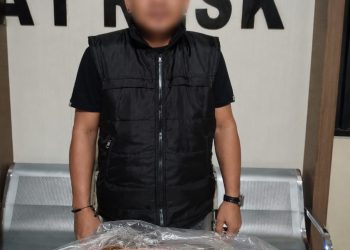 LW usai diringkus Polresta Kendari bersama barang bukti sejumlah uang