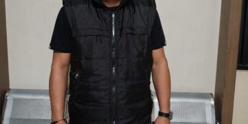 LW usai diringkus Polresta Kendari bersama barang bukti sejumlah uang