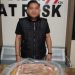 LW usai diringkus Polresta Kendari bersama barang bukti sejumlah uang