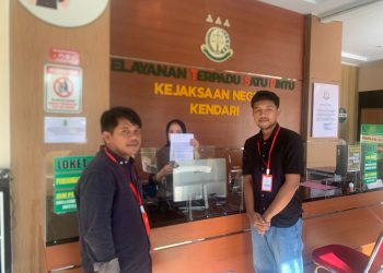 KSBSI saat melaporkan CV Indo Tamaya ke Kejari Kendari terkait dugaan penyimpangan anggaran cleaning service