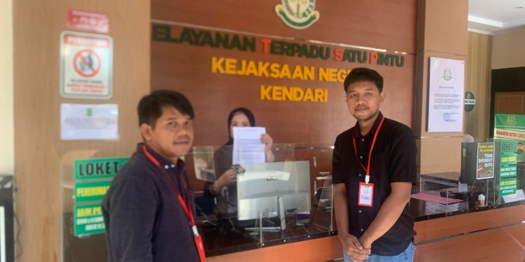KSBSI saat melaporkan CV Indo Tamaya ke Kejari Kendari terkait dugaan penyimpangan anggaran cleaning service