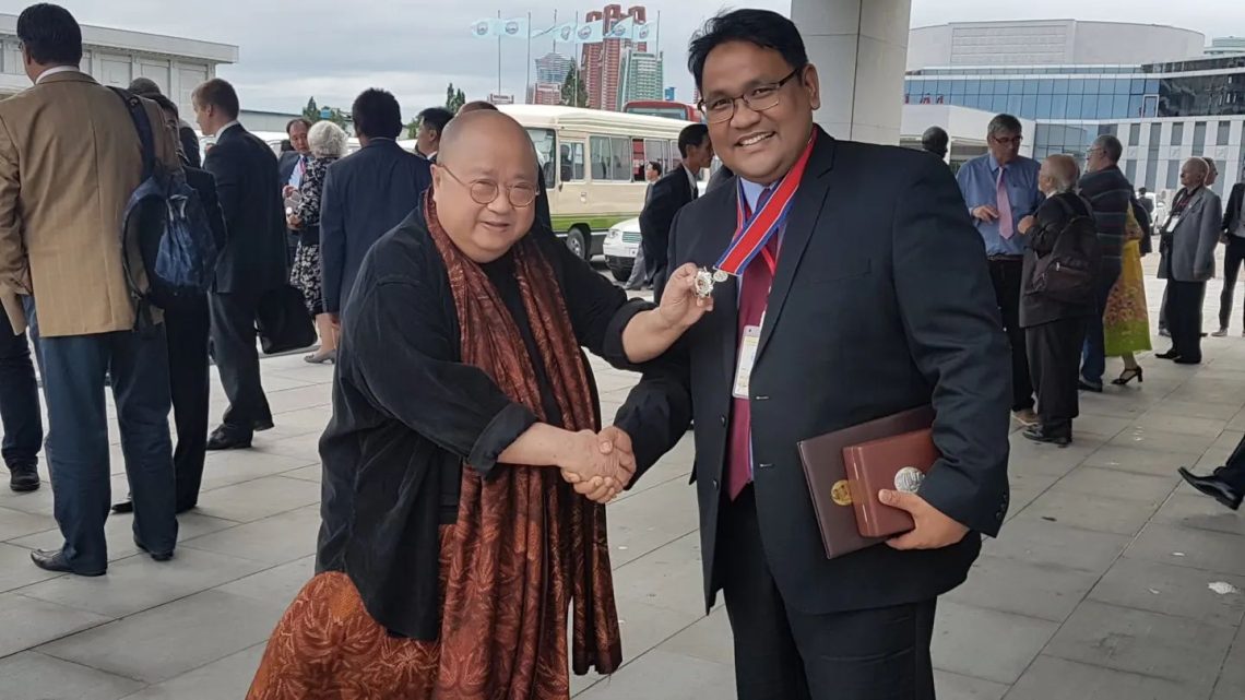 Ketua Perhimpunan Persahabatan, Teguh Santosa (kanan)