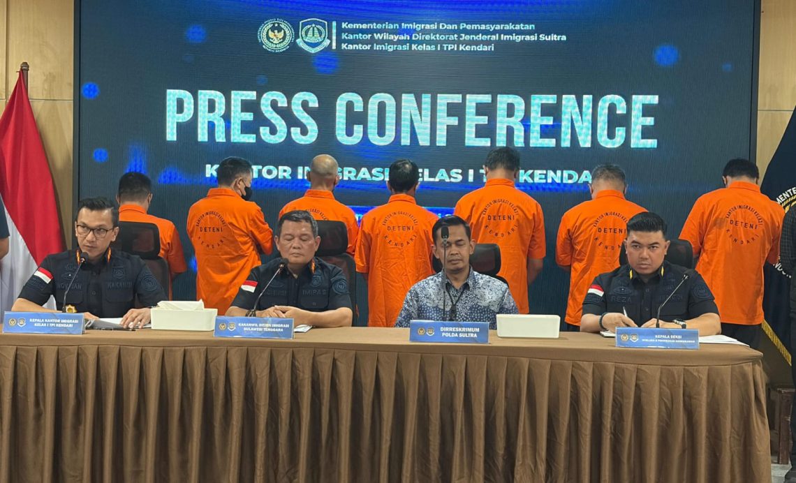 Hendak Keluar Lewat Jalur Ilegal, 7 WN Tiongkok Ditahan Imigrasi Kendari 10 Imigrasi Kendari saat menggelar konferensi pers terkait penahanan 7 WN Tiongkok