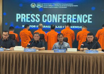 Hendak Keluar Lewat Jalur Ilegal, 7 WN Tiongkok Ditahan Imigrasi Kendari 11 Imigrasi Kendari saat menggelar konferensi pers terkait penahanan 7 WN Tiongkok