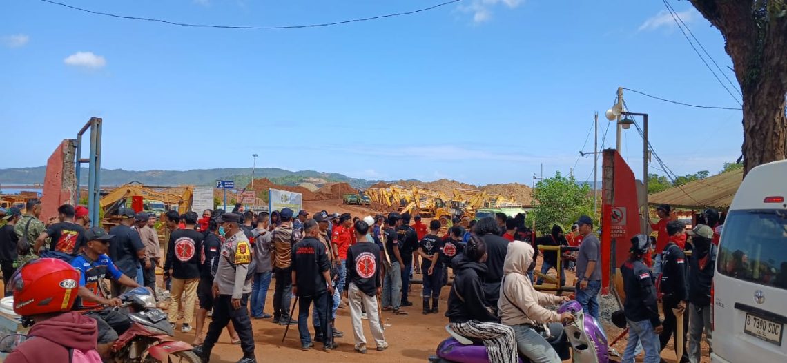 Ratusan Massa Bongkar Portal Jetty PT PMS di Kolaka, Tuntut Akses Ekonomi Warga Dipulihkan 10 Massa saat membongkar portal Jetty PT PMS