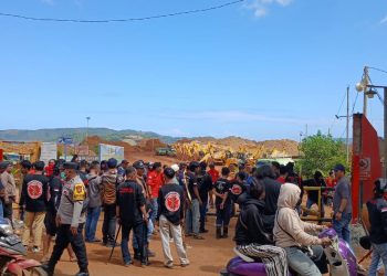 Massa saat membongkar portal Jetty PT PMS