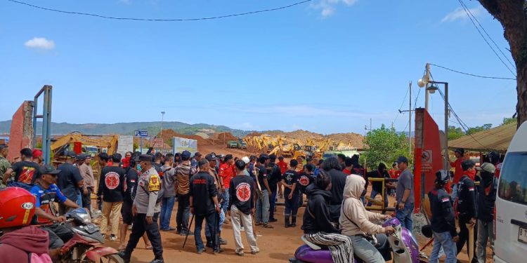 Ratusan Massa Bongkar Portal Jetty PT PMS di Kolaka, Tuntut Akses Ekonomi Warga Dipulihkan