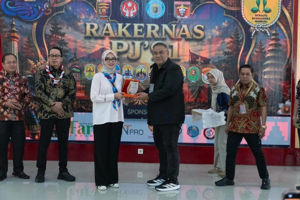 Rakernas PJ91, Wagub Lampung Apresiasi Soliditas Purna Jambore Nasional 1991 10 Wakil Gubernur Lampung, Jihan Nurlela bersama Ketua Umum Purna Jambore Nasional 1991 Teguh Santosa pada Rakernas PJ91