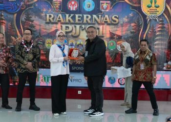 Rakernas PJ91, Wagub Lampung Apresiasi Soliditas Purna Jambore Nasional 1991 11 Wakil Gubernur Lampung, Jihan Nurlela bersama Ketua Umum Purna Jambore Nasional 1991 Teguh Santosa pada Rakernas PJ91