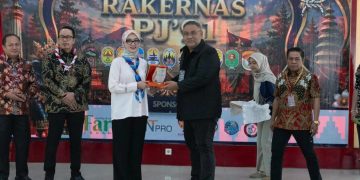 Wakil Gubernur Lampung, Jihan Nurlela bersama Ketua Umum Purna Jambore Nasional 1991 Teguh Santosa pada Rakernas PJ91