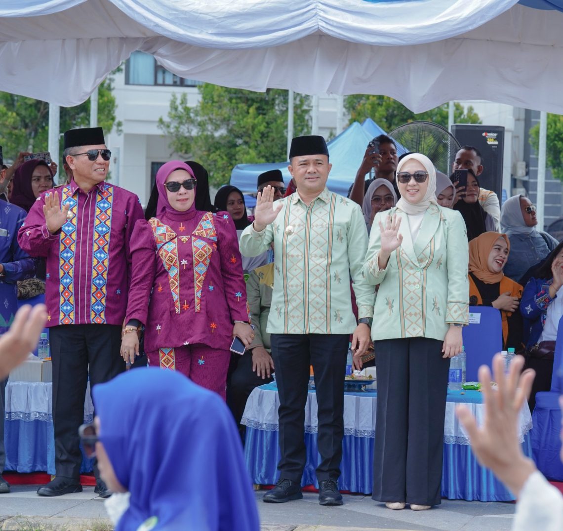 Kafilah Konsel Tampil Kompak di Pawai Ta'aruf MTQ Sultra 2026 dipimpin Bupati dan Wabup Konsel