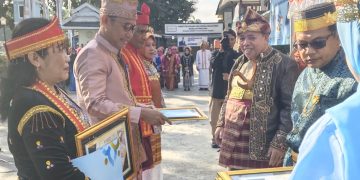 Kepala DP2KB Konsel, dr. Boni Lambang Pramana menerima penghargaan dimomen peringatan Harganas ke-33 Tingkat Provinsi Sultra