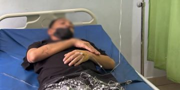 Pelaku pencabulan anak AYP yang juga merupakan salah satu vokalis band Kendari saat dirawat di Puskesmas Ranomeeto