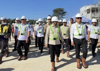 Gubernur Sultra, Mayjen TNI (Purn.) Andi Sumangerukka, S.E., M.M., bersama Bupati Konsel, Irham Kalenggo, S.Sos., M.Si., menyambut langsung kunjungan kerja Menteri Dikti Sainstek RI Prof. Brian Yuliarto, Ph.D di SMA Garuda Konda, Konsel
