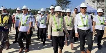 Gubernur Sultra, Mayjen TNI (Purn.) Andi Sumangerukka, S.E., M.M., bersama Bupati Konsel, Irham Kalenggo, S.Sos., M.Si., menyambut langsung kunjungan kerja Menteri Dikti Sainstek RI Prof. Brian Yuliarto, Ph.D di SMA Garuda Konda, Konsel