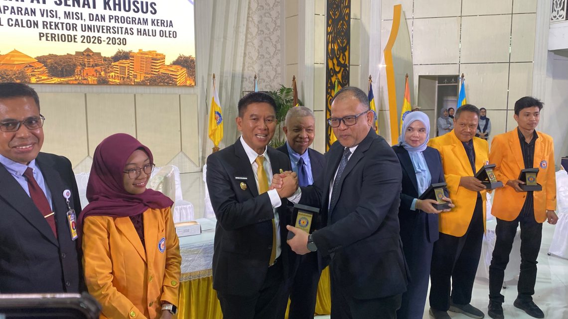 Bupati Konsel, Irham Kalenggo menerima Plakat Penghargaan Panelis yang diserahkan langsung oleh Dirjen Pendidikan Tinggi Kementerian Pendidikan Tinggi, Sains, dan Teknologi sekaligus Plt Rektor UHO, Prof. Dr. Khairul Munadi