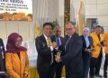 Bupati Konsel, Irham Kalenggo menerima Plakat Penghargaan Panelis yang diserahkan langsung oleh Dirjen Pendidikan Tinggi Kementerian Pendidikan Tinggi, Sains, dan Teknologi sekaligus Plt Rektor UHO, Prof. Dr. Khairul Munadi