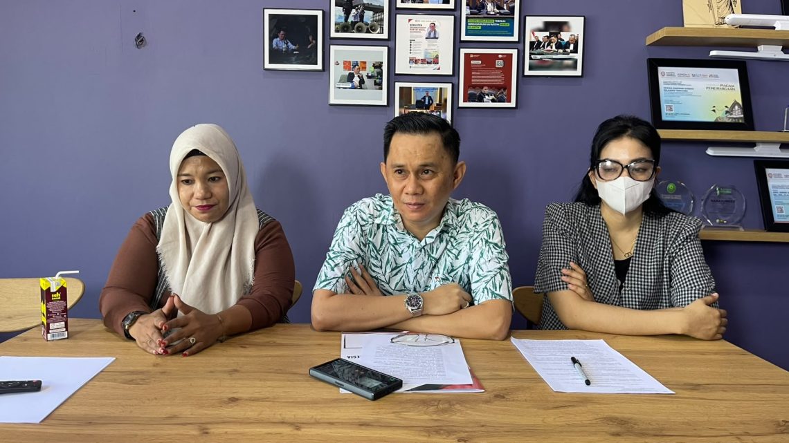 Pihak keluarga korban bersama kuasa hukum saat menggelar konfrensi pers terkait perkara pencabulan anak dimana pelaku diberi penangguhan oleh penyidik Polrea Kendari karena alasan sakit TBC