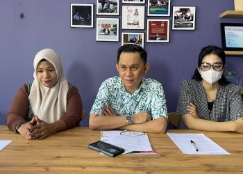 Pihak keluarga korban bersama kuasa hukum saat menggelar konfrensi pers terkait perkara pencabulan anak dimana pelaku diberi penangguhan oleh penyidik Polrea Kendari karena alasan sakit TBC