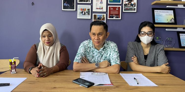 Pihak keluarga korban bersama kuasa hukum saat menggelar konfrensi pers terkait perkara pencabulan anak dimana pelaku diberi penangguhan oleh penyidik Polrea Kendari karena alasan sakit TBC
