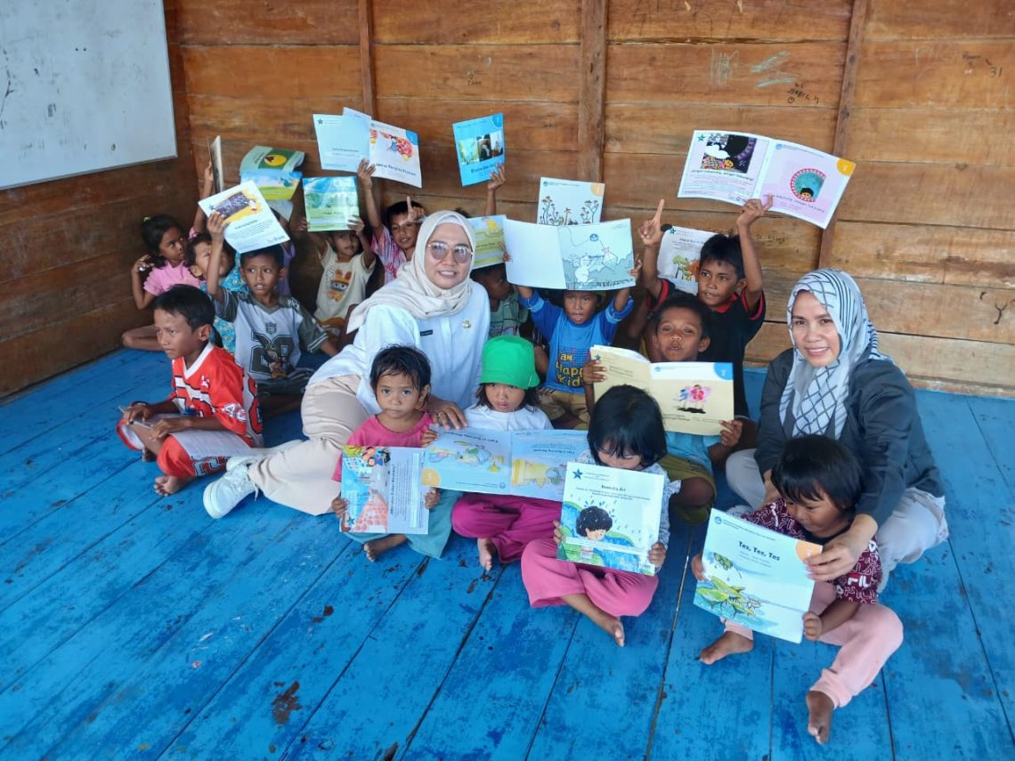 Program Retelling Dinas Perpustakaan Konsel Tumbuhkan Budaya Literasi Anak Pesisir Desa Wawatu 10 Dinas Perpustakaan dan Arsip Daerah Konsel saat menggelar kegiatan retelling atau bercerita ulang bersama anak-anak pesisir di Desa Wawatu, Kecamatan Moramo Utara