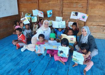 Dinas Perpustakaan dan Arsip Daerah Konsel saat menggelar kegiatan retelling atau bercerita ulang bersama anak-anak pesisir di Desa Wawatu, Kecamatan Moramo Utara
