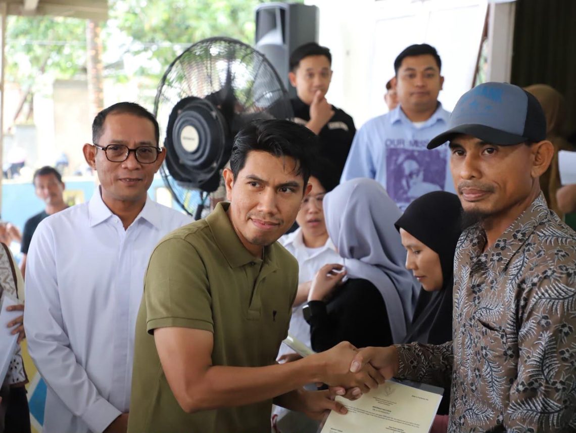Wakil Ketua Komisi II Sekaligus Jubir Partai Gerindra, Bahtra Banong saat mengawal penyaluran sertifikat PTSL di Kendari