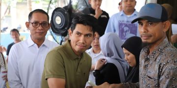 Wakil Ketua Komisi II Sekaligus Jubir Partai Gerindra Kawal Penyaluran Sertifikat PTSL di Kendari 1 Wakil Ketua Komisi II Sekaligus Jubir Partai Gerindra, Bahtra Banong saat mengawal penyaluran sertifikat PTSL di Kendari