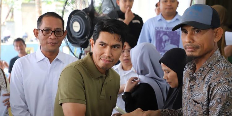 Wakil Ketua Komisi II Sekaligus Jubir Partai Gerindra, Bahtra Banong saat mengawal penyaluran sertifikat PTSL di Kendari