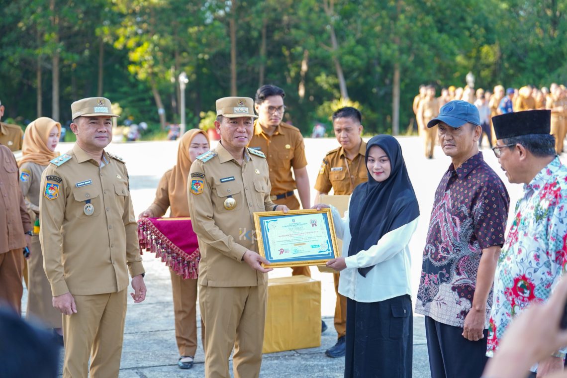 Bupati Konsel Serahkan Penghargaan Koperasi Terbaik Sekaligus Resmikan Fasilitas Baru 10 Bupati Konsel menyerahkan penghargaan koperasi terbaik