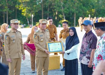 Bupati Konsel menyerahkan penghargaan koperasi terbaik