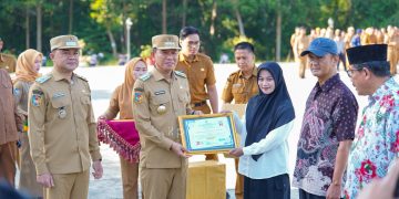 Bupati Konsel Serahkan Penghargaan Koperasi Terbaik Sekaligus Resmikan Fasilitas Baru