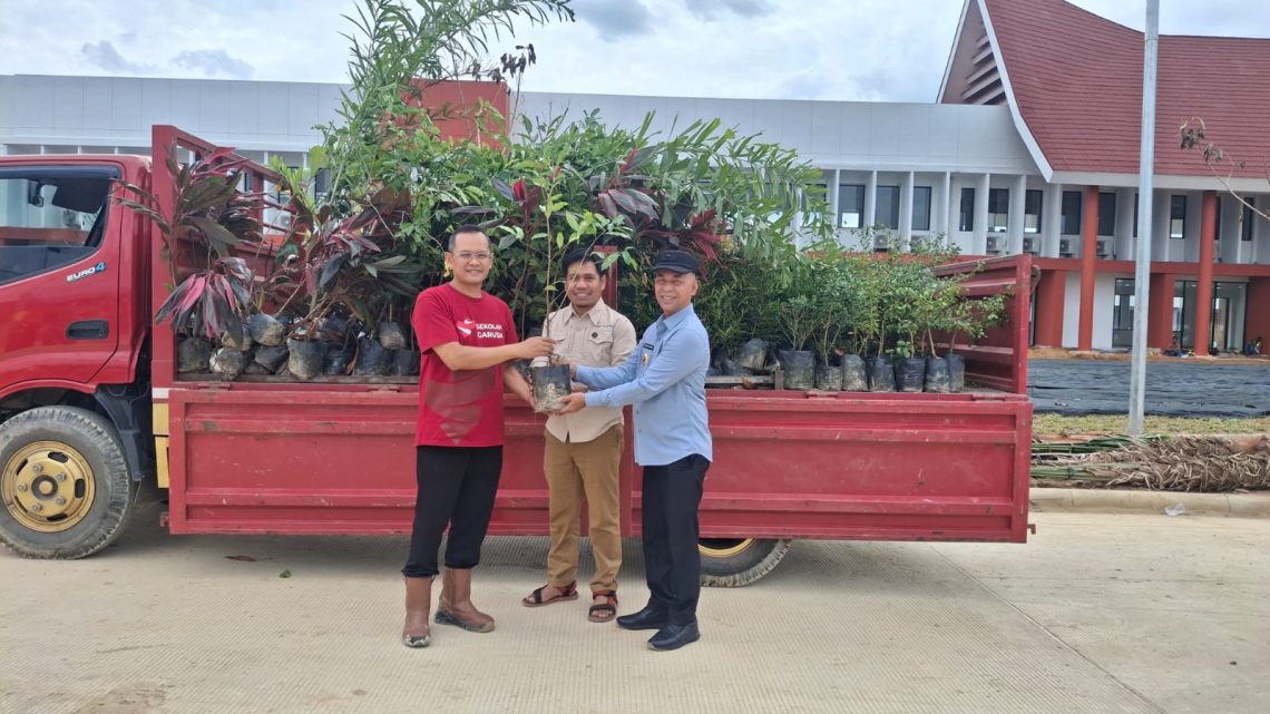 Pemkab Konsel Serahkan 450 Bibit Tanaman Untuk Penghijauan SMA Garuda 10 Pemkab Konsel saat menyerahkan bibit tanaman
