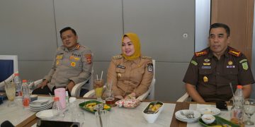 Kebersamaan Wali Kota Kendari Siska Karina Imran di salah satu momen rapat bersama unsur Forkopimda