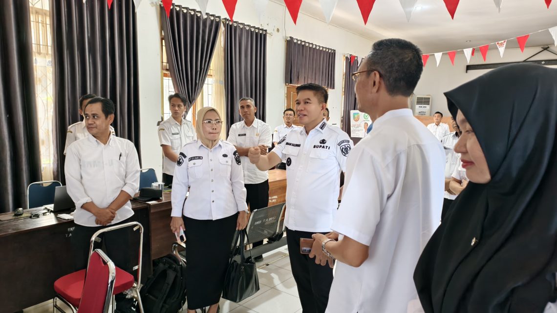 Bupati Konsel Pantau DMS BKPSDM, Digitalisasi Data ASN Capai 80 Persen 10 Bupati Konsel saat memantau langsung progres pelaksanaan DMS di ruang layanan penginputan data BKPSDM