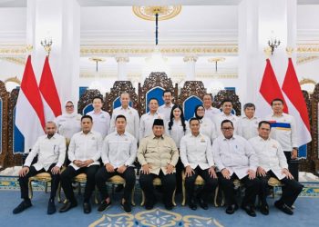 Foto bersama Presiden RI bersama jajaran pengurus Kamar Dagang dan Industri (Kadin) Indonesia serta perwakilan asosiasi dunia usaha di Istana Negara, yang dalam foto tersebut juga ada Anton Timbang selaku Ketua Kadin Sultra