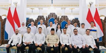Foto bersama Presiden RI bersama jajaran pengurus Kamar Dagang dan Industri (Kadin) Indonesia serta perwakilan asosiasi dunia usaha di Istana Negara, yang dalam foto tersebut juga ada Anton Timbang selaku Ketua Kadin Sultra